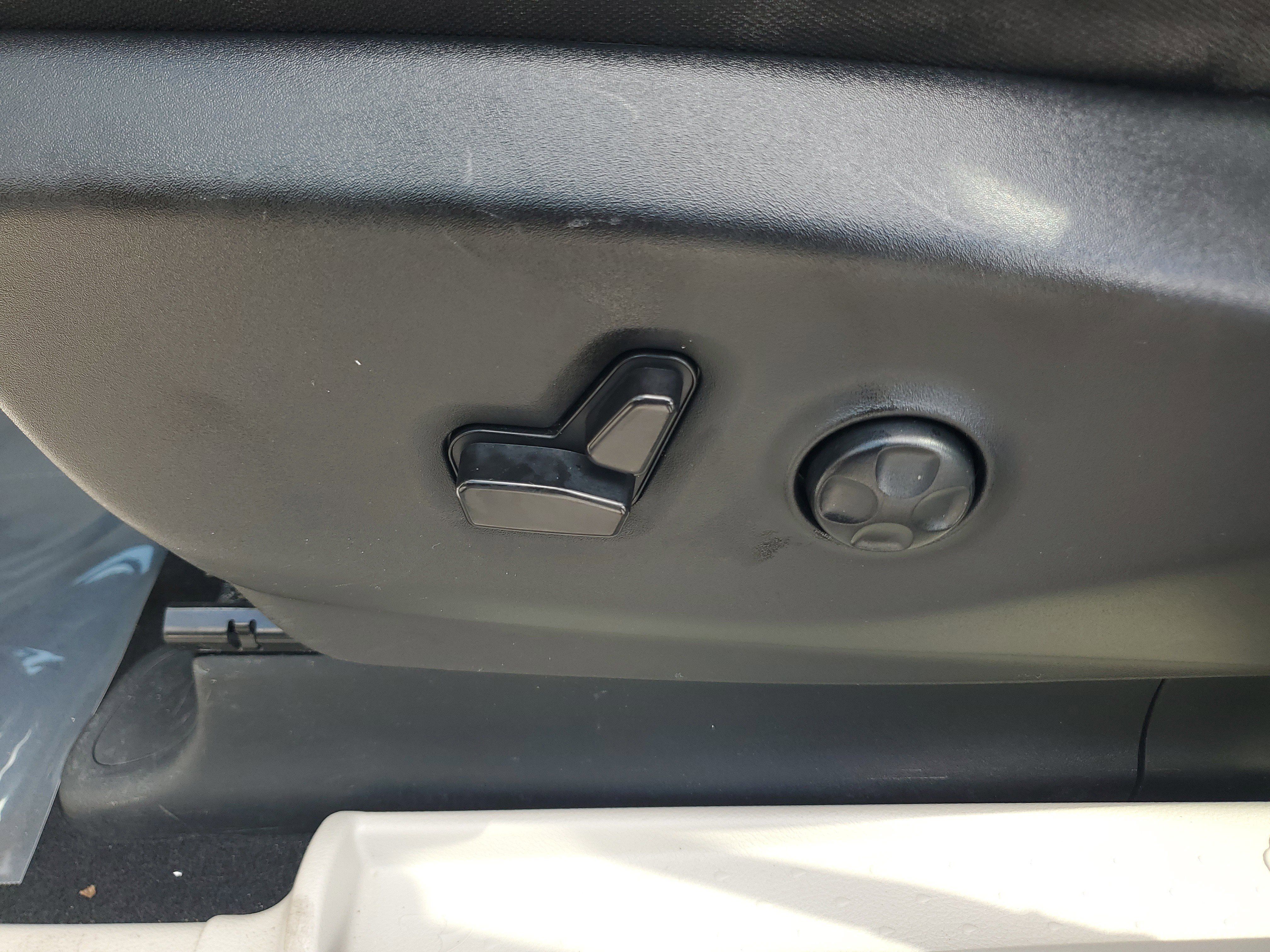 Used 2023 Chrysler Voyager LX FWD image 12