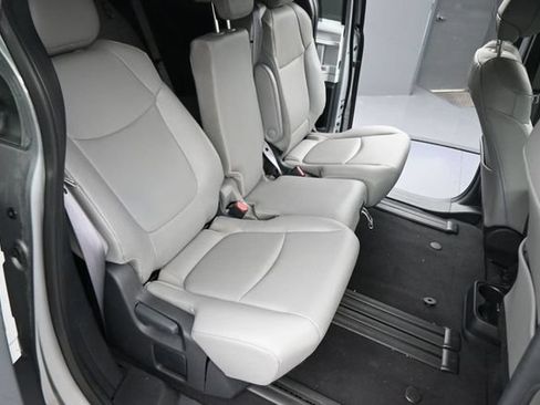 Used 2025 Toyota Sienna XLE FWD image 15