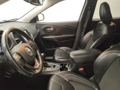 Used 2019 Jeep Cherokee Latitude Plus w/ Comfort/Convenience Group image 17