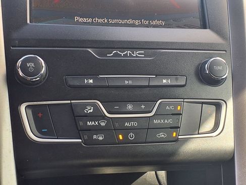 Used 2020 Ford Fusion SE FWD image 6