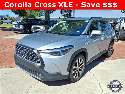 Used 2024 Toyota Corolla Cross XLE image 3