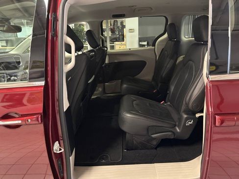 Used 2018 Chrysler Pacifica Touring-L Plus w/ Advanced Safetytec Group image 24