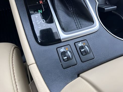 Used 2019 Toyota Highlander XLE image 24