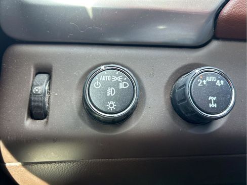 Used 2019 Chevrolet Suburban Premier image 25