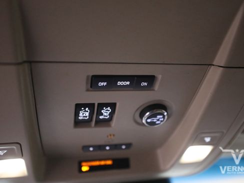 Used 2016 Chevrolet Suburban LTZ image 28