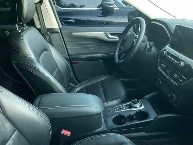 Used 2022 Ford Escape SEL w/ Technology Package FWD image 4
