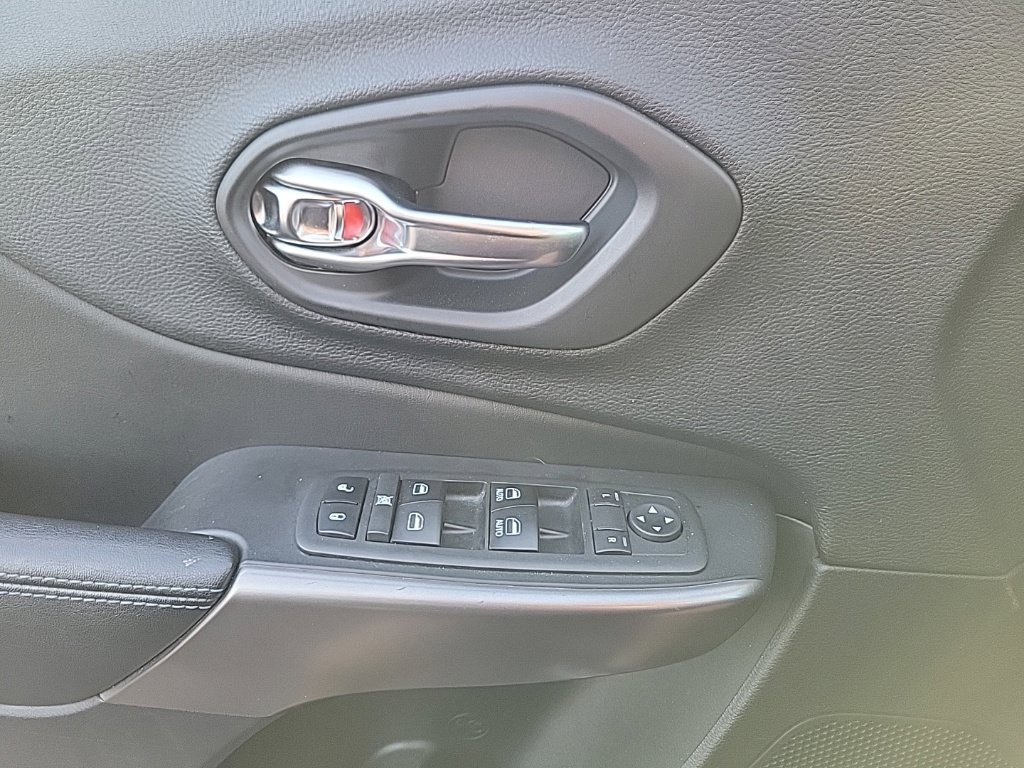 Used 2019 Jeep Cherokee Latitude Plus w/ Cold Weather Group AWD/4WD image 12