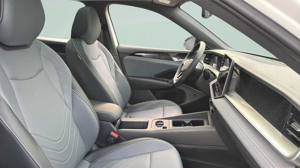 New 2026 Volkswagen Tiguan SE R-Line FWD image 32