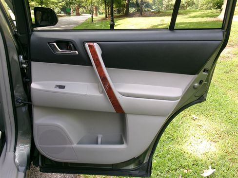 Used 2012 Toyota Highlander Limited w/ Tow Pkg FWD image 21