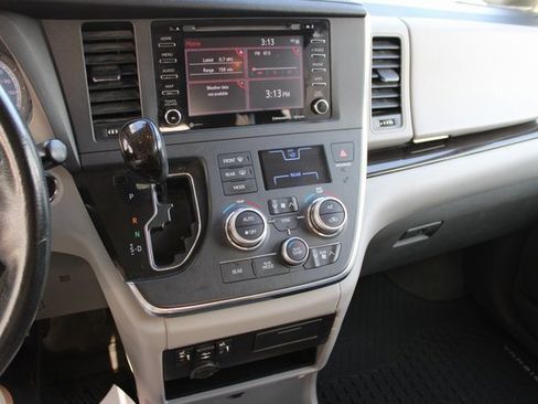 Used 2018 Toyota Sienna Limited image 28