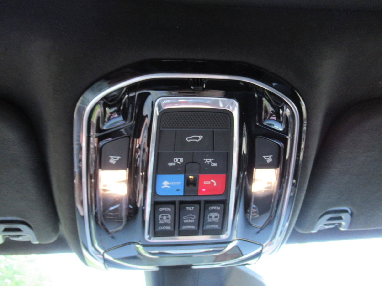 Used 2025 Jeep Grand Wagoneer Series III w/ Rear Seat Video Group 1 AWD/4WD image 35