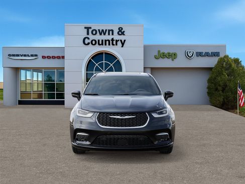 New 2026 Chrysler Pacifica Limited image 32