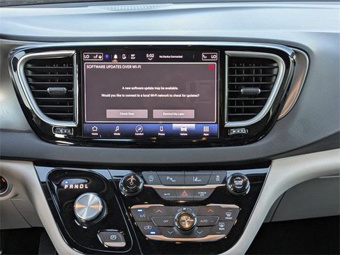 Used 2024 Chrysler Pacifica Touring-L image 18