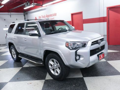 Used 2020 Toyota 4Runner SR5 Premium w/ Moonroof Package RWD image 3