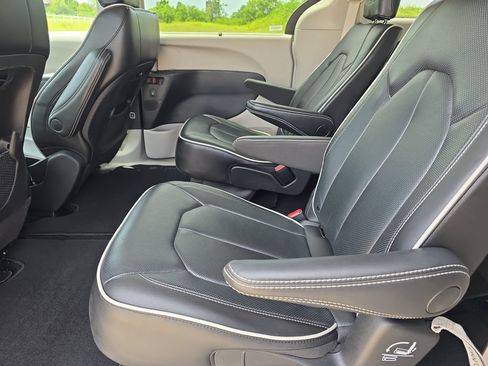 Used 2024 Chrysler Pacifica Limited FWD image 15