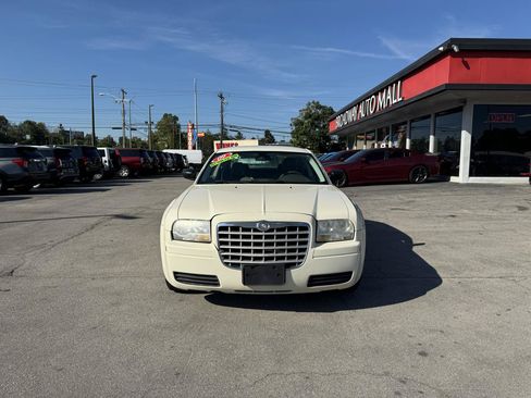Used 2009 Chrysler 300 LX RWD image 8