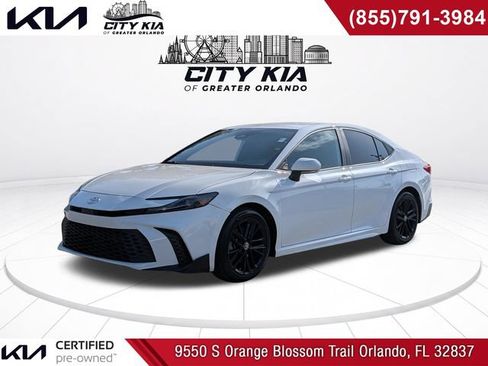 Used 2025 Toyota Camry SE FWD image 1