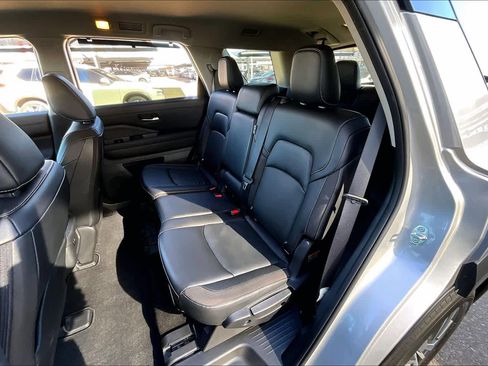 Used 2023 Nissan Pathfinder SL image 17