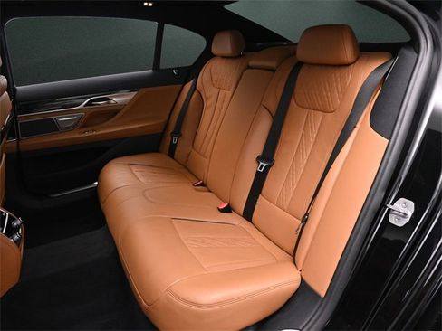 Used 2020 BMW 750i xDrive 750i xDrive w/ M Sport Package image 15