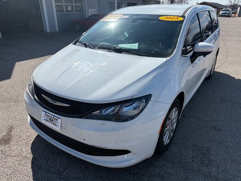 Used 2018 Chrysler Pacifica L FWD image 7