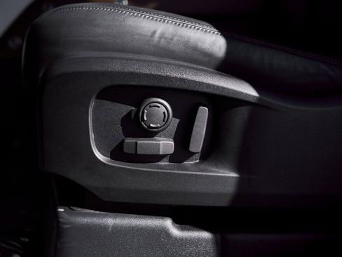 Used 2024 Land Rover Defender 110 SE image 48