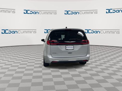 Used 2024 Chrysler Pacifica Limited FWD image 7