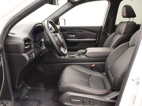 Used 2025 Honda Pilot TrailSport image 14