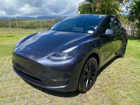 Used 2024 Tesla Model Y Long Range AWD/4WD image 3