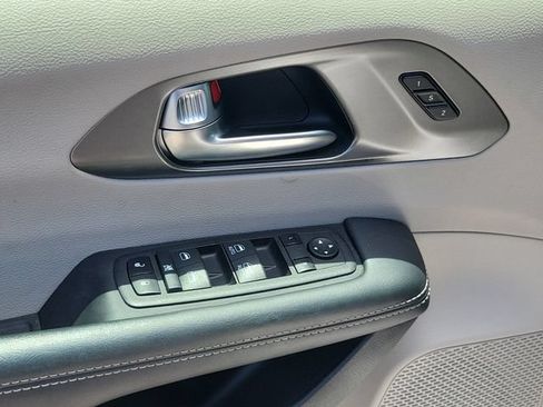 Used 2023 Chrysler Pacifica Touring-L FWD image 15