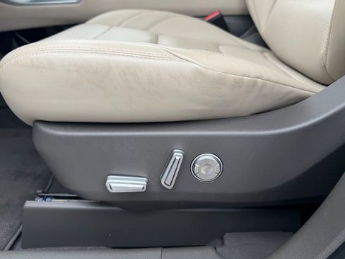 Used 2025 Lincoln Nautilus Premier AWD/4WD image 17