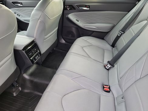 Used 2019 Toyota Avalon Limited image 10