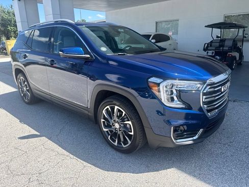 Used 2022 GMC Terrain SLT w/ Infotainment Package II FWD image 2