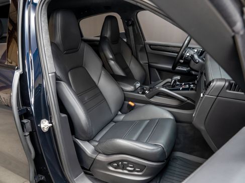 Used 2022 Porsche Cayenne Turbo GT AWD/4WD image 36