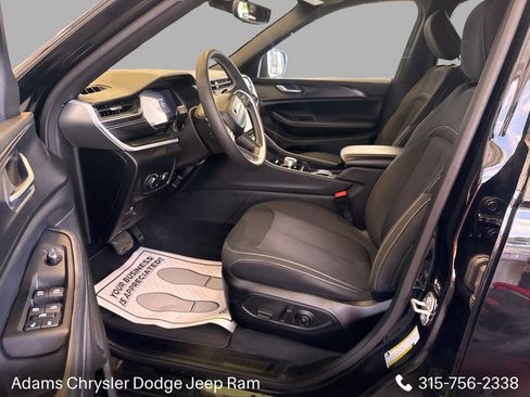 Used 2024 Jeep Grand Cherokee Laredo X AWD/4WD image 12