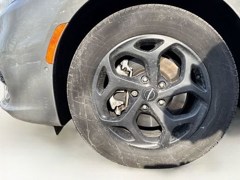 Used 2021 Chrysler Pacifica Touring-L w/ S Appearance Package image 27