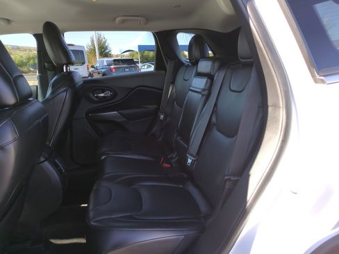 Used 2019 Jeep Cherokee Overland w/ Technology Group image 27