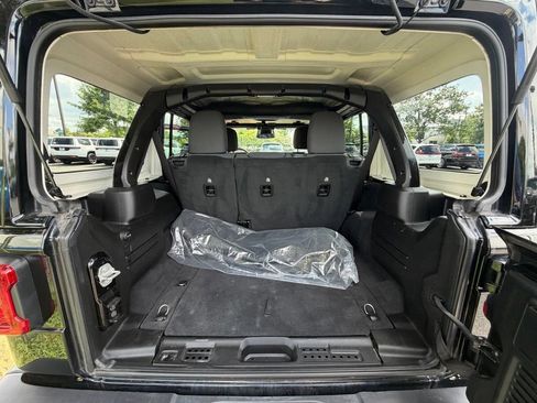 Used 2025 Jeep Wrangler Unlimited Sahara AWD/4WD image 32