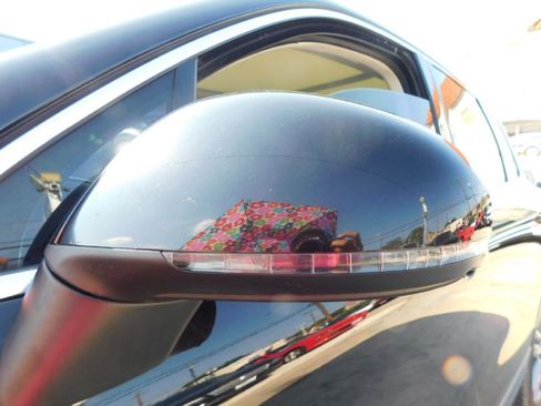 Used 2016 Volkswagen Touareg Sport image 14