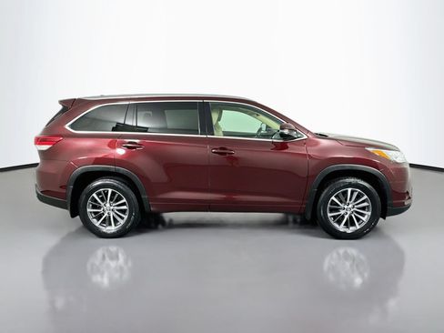 Used 2017 Toyota Highlander XLE AWD/4WD image 4