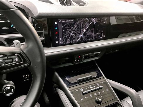 Used 2024 Porsche Cayenne S image 18