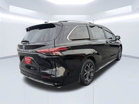 Used 2025 Toyota Sienna Platinum AWD/4WD image 4