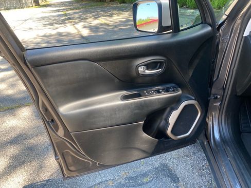 Used 2017 Jeep Renegade Limited AWD/4WD image 10