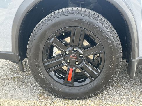 Used 2025 Nissan Rogue SV image 11