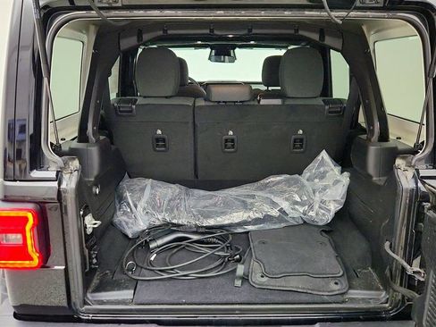 Used 2025 Jeep Wrangler Sahara image 22