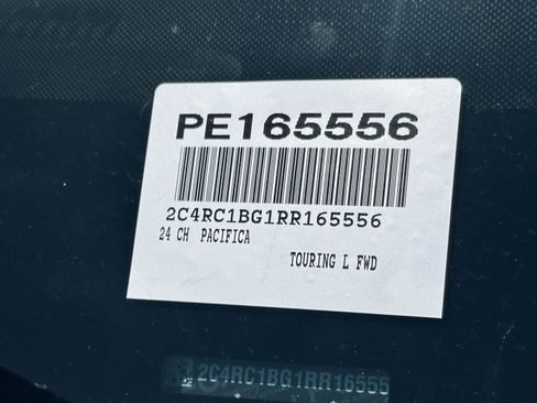 Used 2024 Chrysler Pacifica Touring-L FWD image 14
