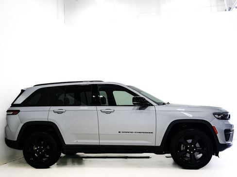 Used 2023 Jeep Grand Cherokee Altitude AWD/4WD image 4