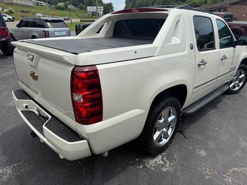 Used 2013 Chevrolet Avalanche LTZ AWD/4WD image 40