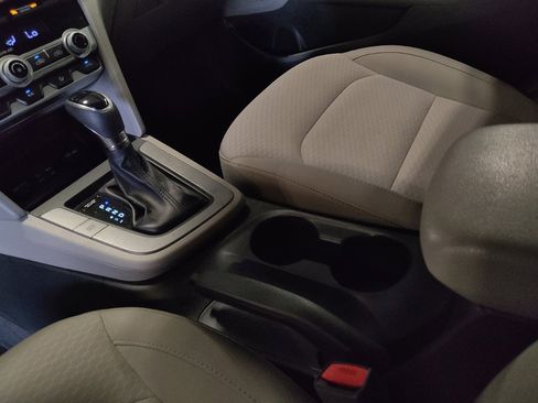 Used 2020 Hyundai Elantra SE FWD image 26