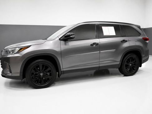 Used 2019 Toyota Highlander SE w/ Nightshade Edition AWD/4WD image 2