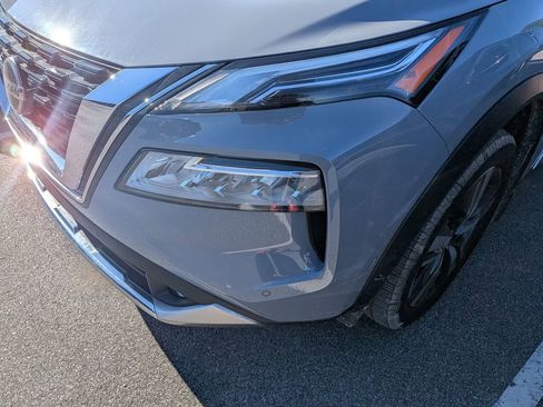 Used 2021 Nissan Rogue Platinum image 2